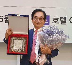 글로벌 문학상 받은 김우재 회장[본인 제공]